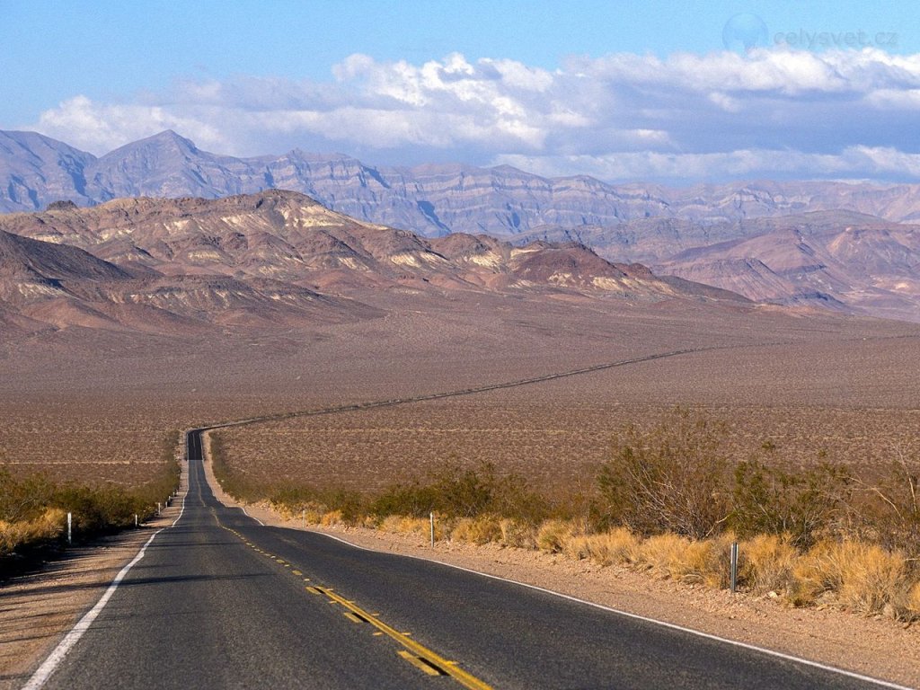 Foto: Lonely Road To Shoshone, Death Valley National Park, California