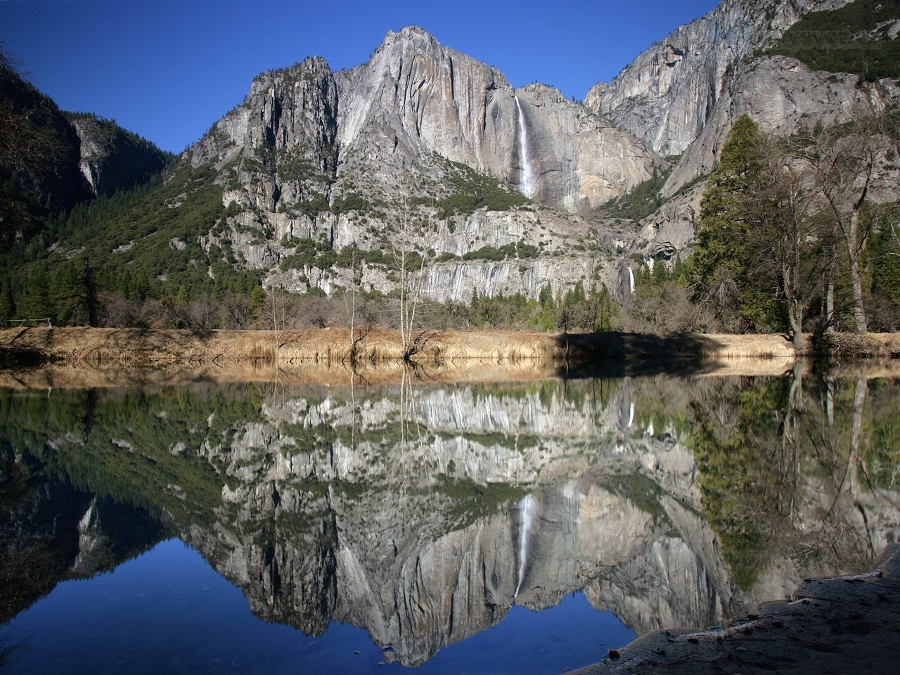 Foto: Upper And Lower Yosemite Falls Reflected In The Merced River, California