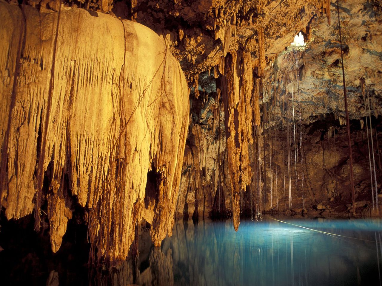 Foto: Underground Lake In A Cavern, Mexico