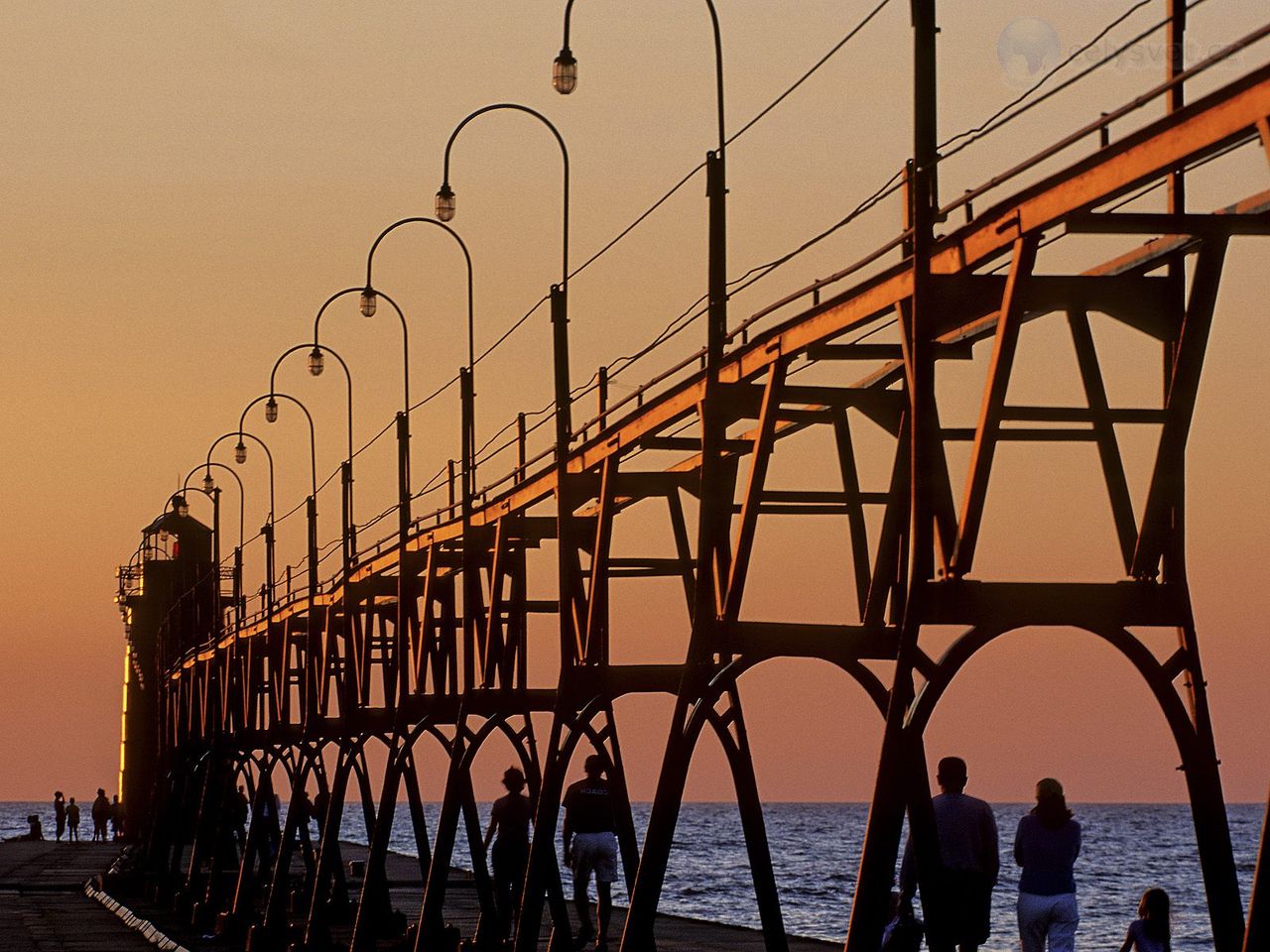 Foto: South Haven Pierhead Light And Catwalk At Sunset, Lake Michigan, South Haven, Michigan