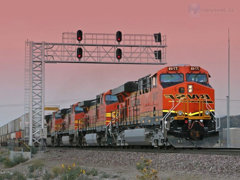 Foto: Bnsf Engine Leads A Train Running Elephant Style At Sunset, Cajon Blvd, Verdemont, California