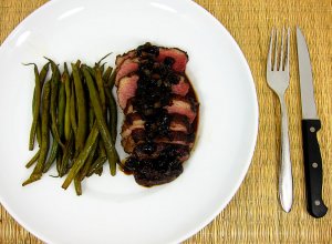 Recept online: Kachn prsa s brusinkami: Osmaen kachn prska v omce z brusinek, vvaru a sherry