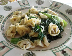 Recept online: Tortellini s chestem a krabm masem: Tortellini se srem, rajaty, chestem,zelenm pepem a krabm masem, pelit smetanovou omkou s koakem